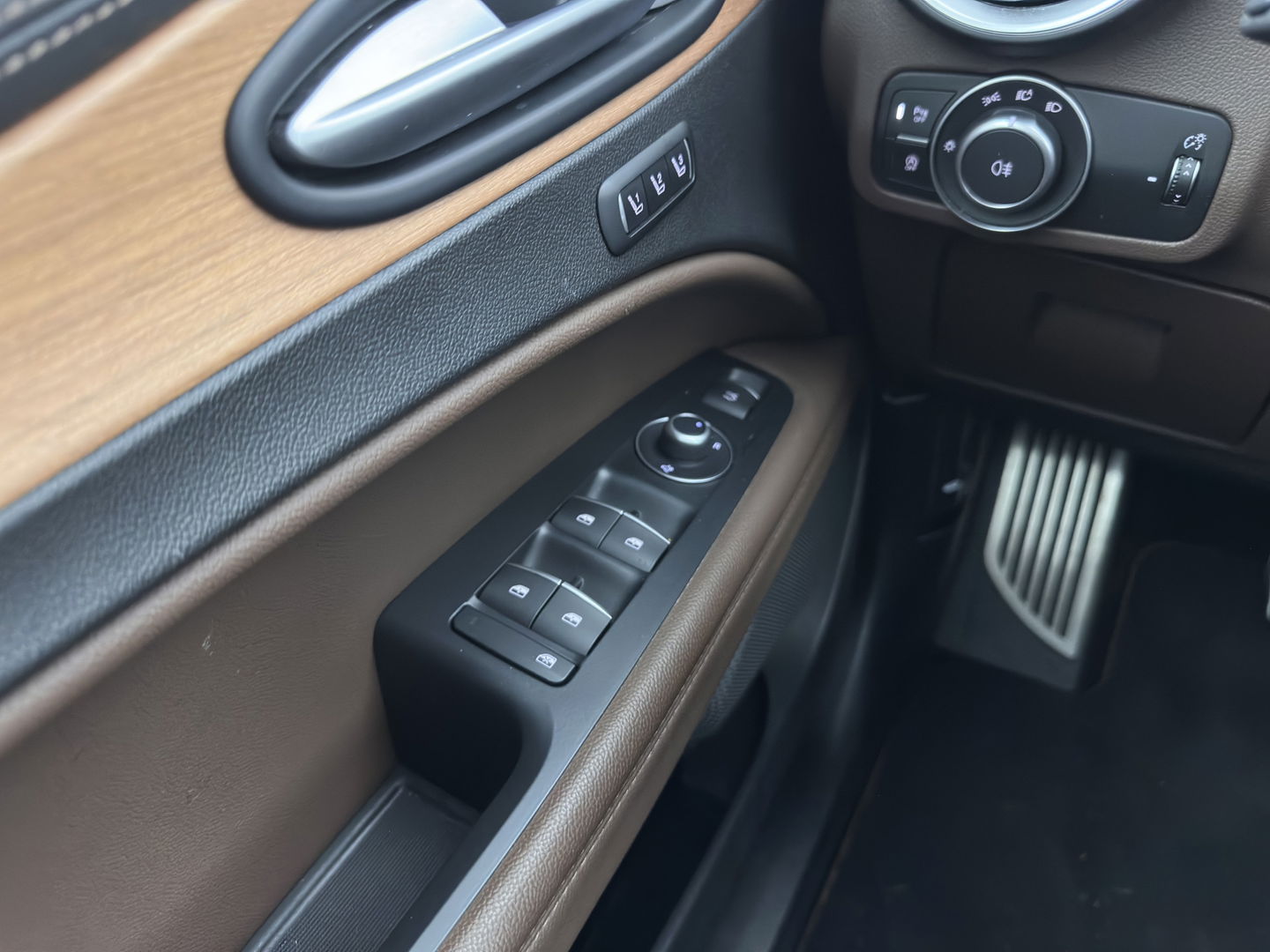 Alfa Romeo Stelvio 2.0 T AWD B-Tech Business Edition Aut. *PANO | LUXURY-LEATHER | XENON | ADAPTIVE-CRUISE | MEMORY-PACK | BLIND-SPOT | HEATED-COMFPRTSEATS | CAMERA | DAB+ | KEYLESS | SHIFT-PADDLES | PRIVACY-GLASS | NAVI-FULLMAP | TOWBAR | 20''