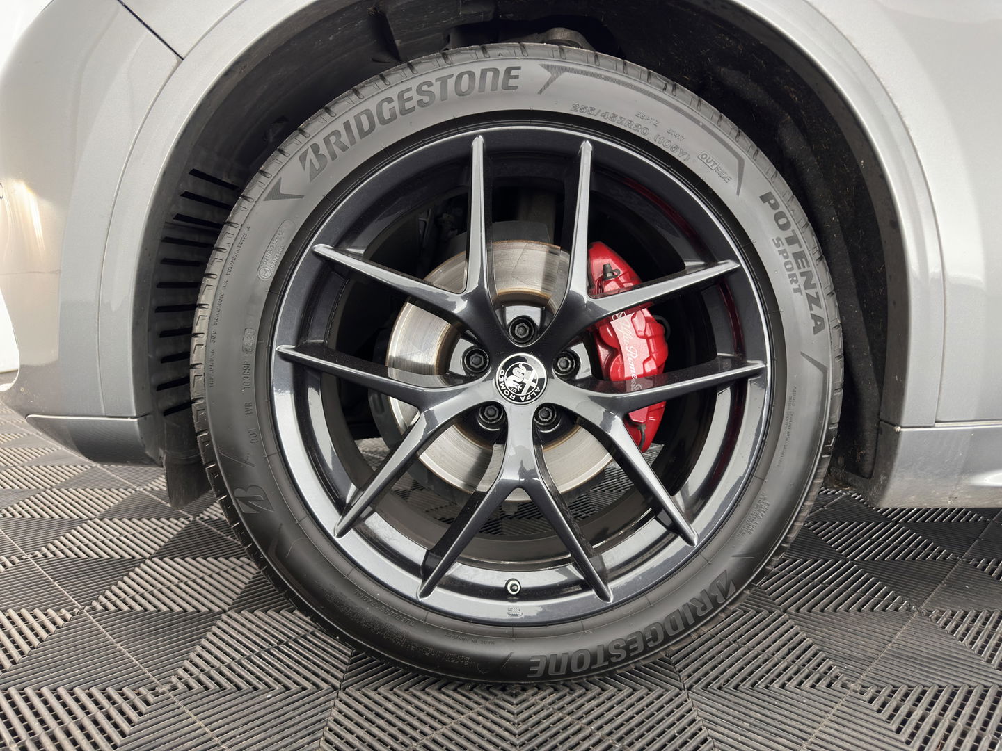 Alfa Romeo Stelvio 2.0 T AWD B-Tech Business Edition Aut. *PANO | LUXURY-LEATHER | XENON | ADAPTIVE-CRUISE | MEMORY-PACK | BLIND-SPOT | HEATED-COMFPRTSEATS | CAMERA | DAB+ | KEYLESS | SHIFT-PADDLES | PRIVACY-GLASS | NAVI-FULLMAP | TOWBAR | 20''