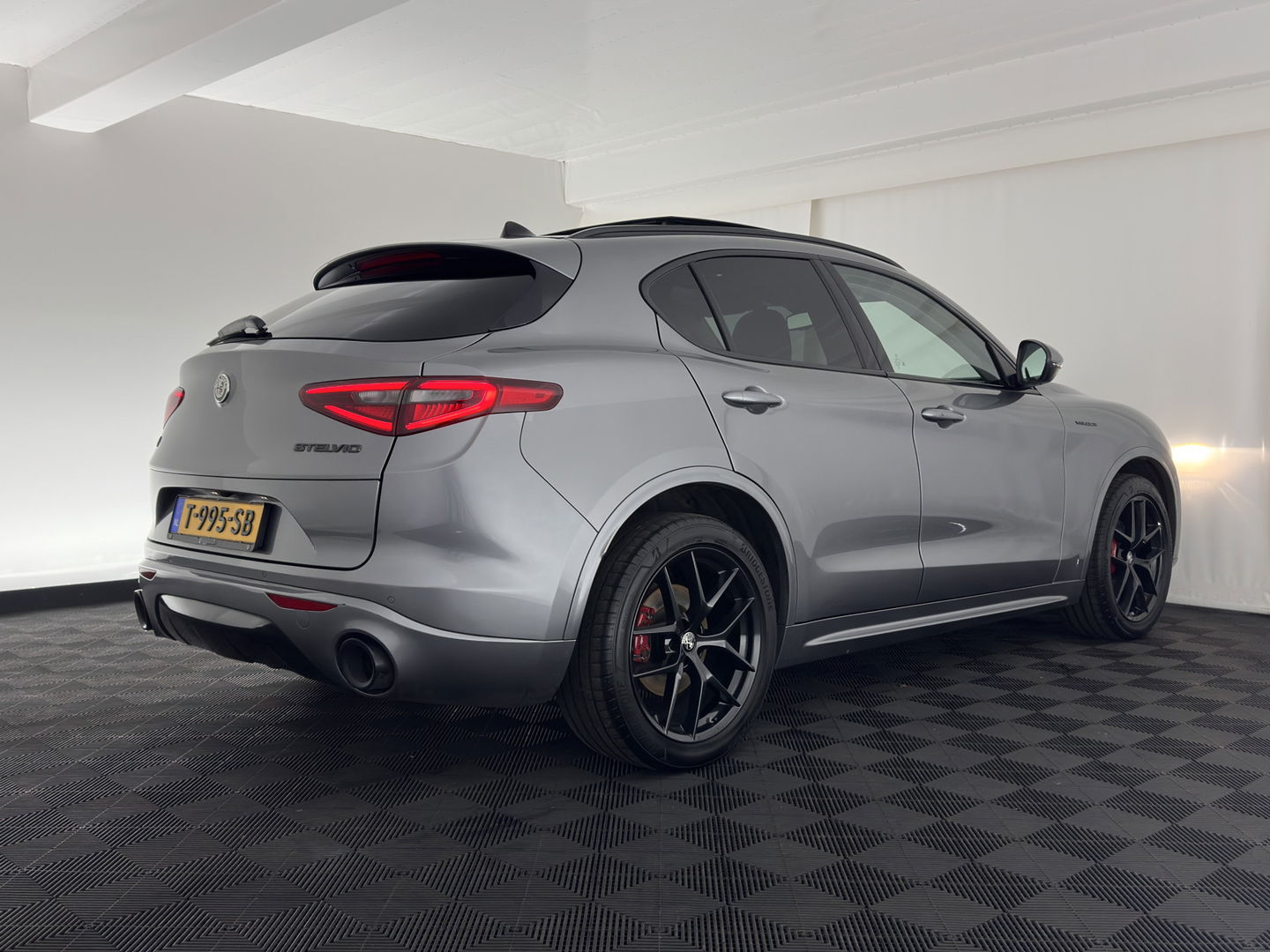 Alfa Romeo Stelvio 2.0 T AWD B-Tech Business Edition Aut. *PANO | LUXURY-LEATHER | XENON | ADAPTIVE-CRUISE | MEMORY-PACK | BLIND-SPOT | HEATED-COMFPRTSEATS | CAMERA | DAB+ | KEYLESS | SHIFT-PADDLES | PRIVACY-GLASS | NAVI-FULLMAP | TOWBAR | 20''
