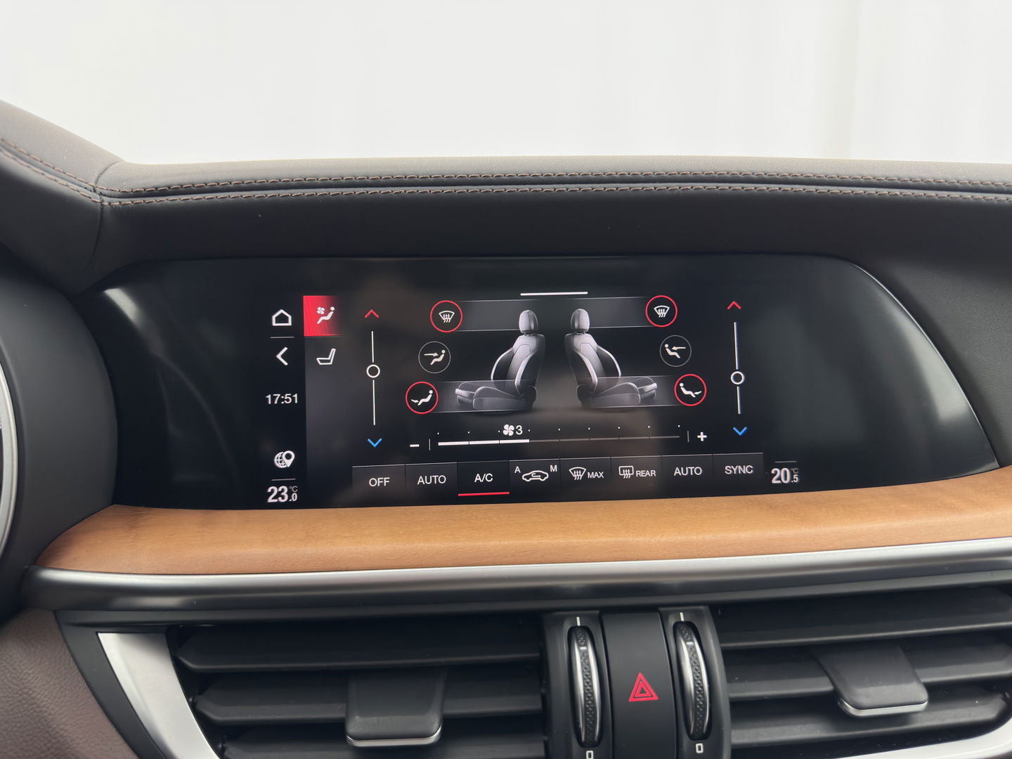 Alfa Romeo Stelvio 2.0 T AWD B-Tech Business Edition Aut. *PANO | LUXURY-LEATHER | XENON | ADAPTIVE-CRUISE | MEMORY-PACK | BLIND-SPOT | HEATED-COMFPRTSEATS | CAMERA | DAB+ | KEYLESS | SHIFT-PADDLES | PRIVACY-GLASS | NAVI-FULLMAP | TOWBAR | 20''