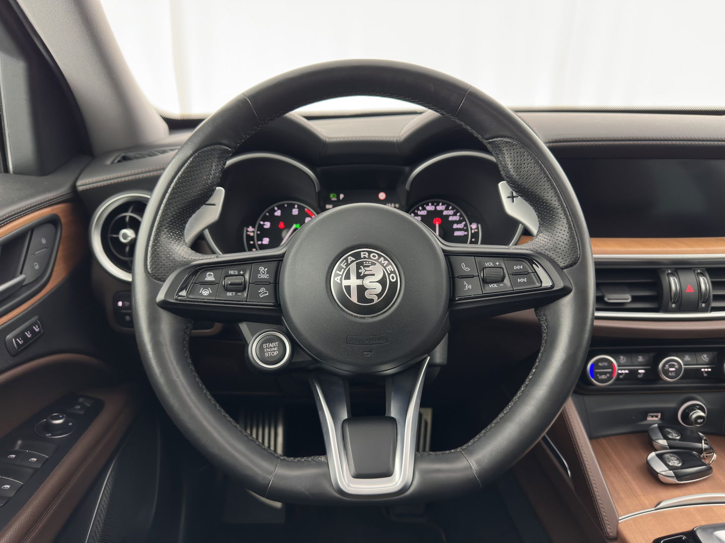 Alfa Romeo Stelvio 2.0 T AWD B-Tech Business Edition Aut. *PANO | LUXURY-LEATHER | XENON | ADAPTIVE-CRUISE | MEMORY-PACK | BLIND-SPOT | HEATED-COMFPRTSEATS | CAMERA | DAB+ | KEYLESS | SHIFT-PADDLES | PRIVACY-GLASS | NAVI-FULLMAP | TOWBAR | 20''