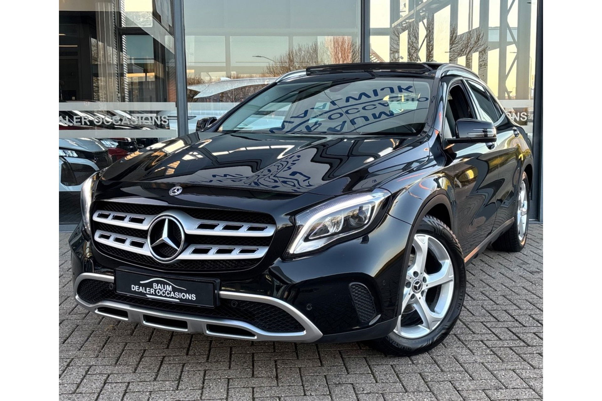 Mercedes-Benz GLA 200 PREMIUM PLUS AUTOMAAT PANORAMA AIRCO NAVI PDC.