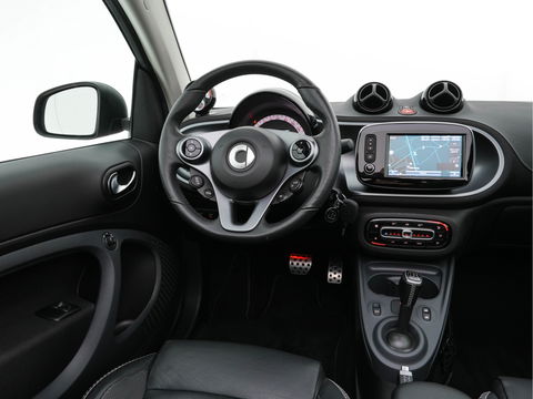 Smart Fortwo cabrio EQ BRABUS Style 18 kWh [ 3-Fase ] *LUXURY-LEATHER | HEATED-SPORTSEATS | NAVI-FULLMAP | CAMERA | DAB+ | AIRCO | PDC | CRUISE | 16''ALU*