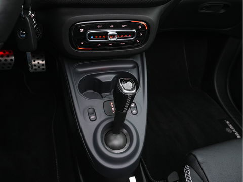 Smart Fortwo cabrio EQ BRABUS Style 18 kWh [ 3-Fase ] *LUXURY-LEATHER | HEATED-SPORTSEATS | NAVI-FULLMAP | CAMERA | DAB+ | AIRCO | PDC | CRUISE | 16''ALU*