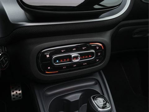 Smart Fortwo cabrio EQ BRABUS Style 18 kWh [ 3-Fase ] *LUXURY-LEATHER | HEATED-SPORTSEATS | NAVI-FULLMAP | CAMERA | DAB+ | AIRCO | PDC | CRUISE | 16''ALU*