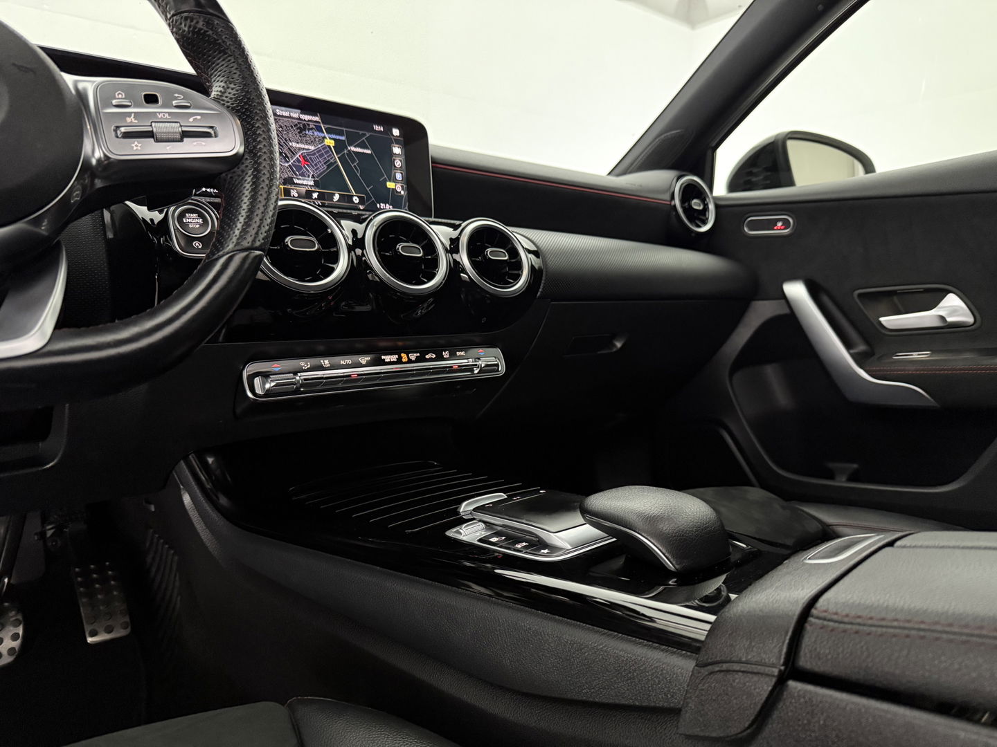 Mercedes-Benz A-Klasse 180 AMG | Pano | Virtual | Camera | Trekh. | Cruise | Stoelverw. | Navi | NAP