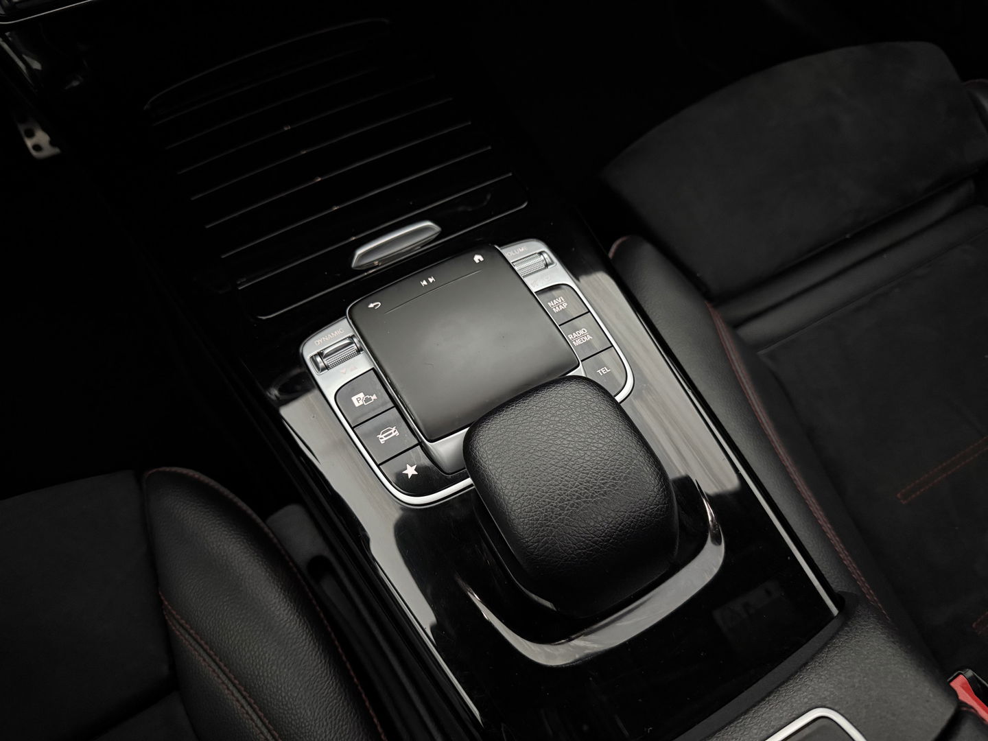 Mercedes-Benz A-Klasse 180 AMG | Pano | Virtual | Camera | Trekh. | Cruise | Stoelverw. | Navi | NAP