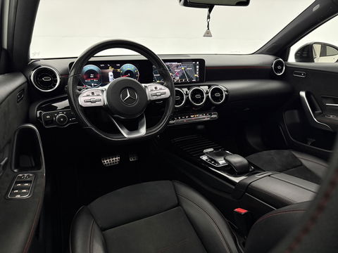 Mercedes-Benz A-Klasse 180 AMG | Pano | Virtual | Camera | Trekh. | Cruise | Stoelverw. | Navi | NAP