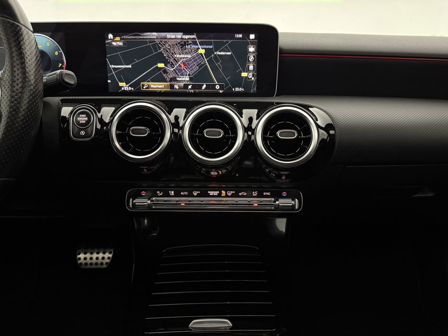 Mercedes-Benz A-Klasse 180 AMG | Pano | Virtual | Camera | Trekh. | Cruise | Stoelverw. | Navi | NAP