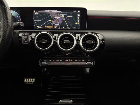 Mercedes-Benz A-Klasse 180 AMG | Pano | Virtual | Camera | Trekh. | Cruise | Stoelverw. | Navi | NAP