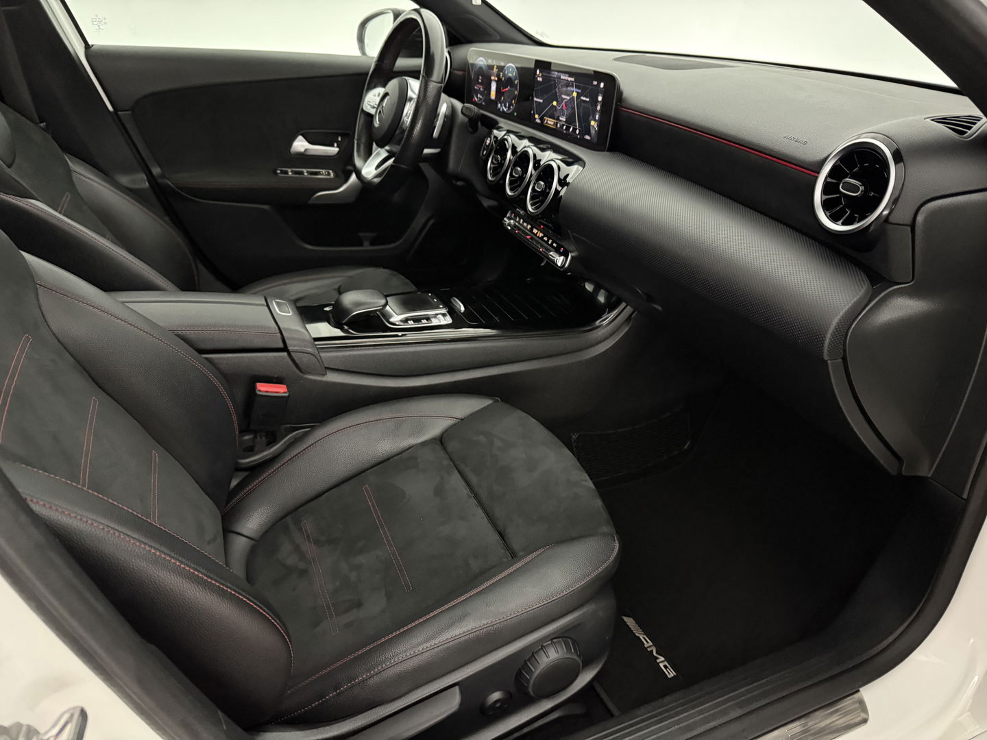 Mercedes-Benz A-Klasse 180 AMG | Pano | Virtual | Camera | Trekh. | Cruise | Stoelverw. | Navi | NAP