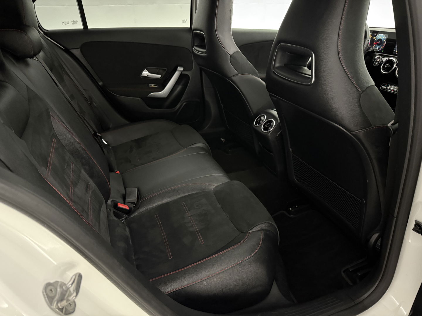 Mercedes-Benz A-Klasse 180 AMG | Pano | Virtual | Camera | Trekh. | Cruise | Stoelverw. | Navi | NAP