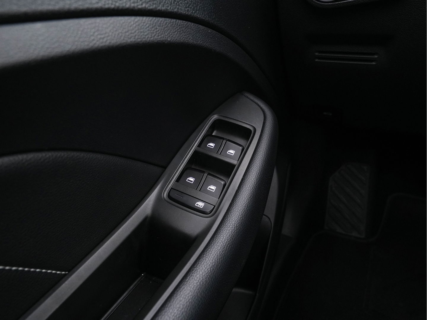 MG ZS EV Luxury 45 kWh (INCL.BTW) Aut. *PANO | LEATHER | CCS-FASTLOADER | KEYLESS | NAVI-FULLMAP | ADAPTIVE-CRUISE | CAMERA | HEATED-SPORTSEATS | CARPLAY | BLINDSPOT | DAB | LANE-ASSIST | PRIVACY-GLASS | 17''ALU*