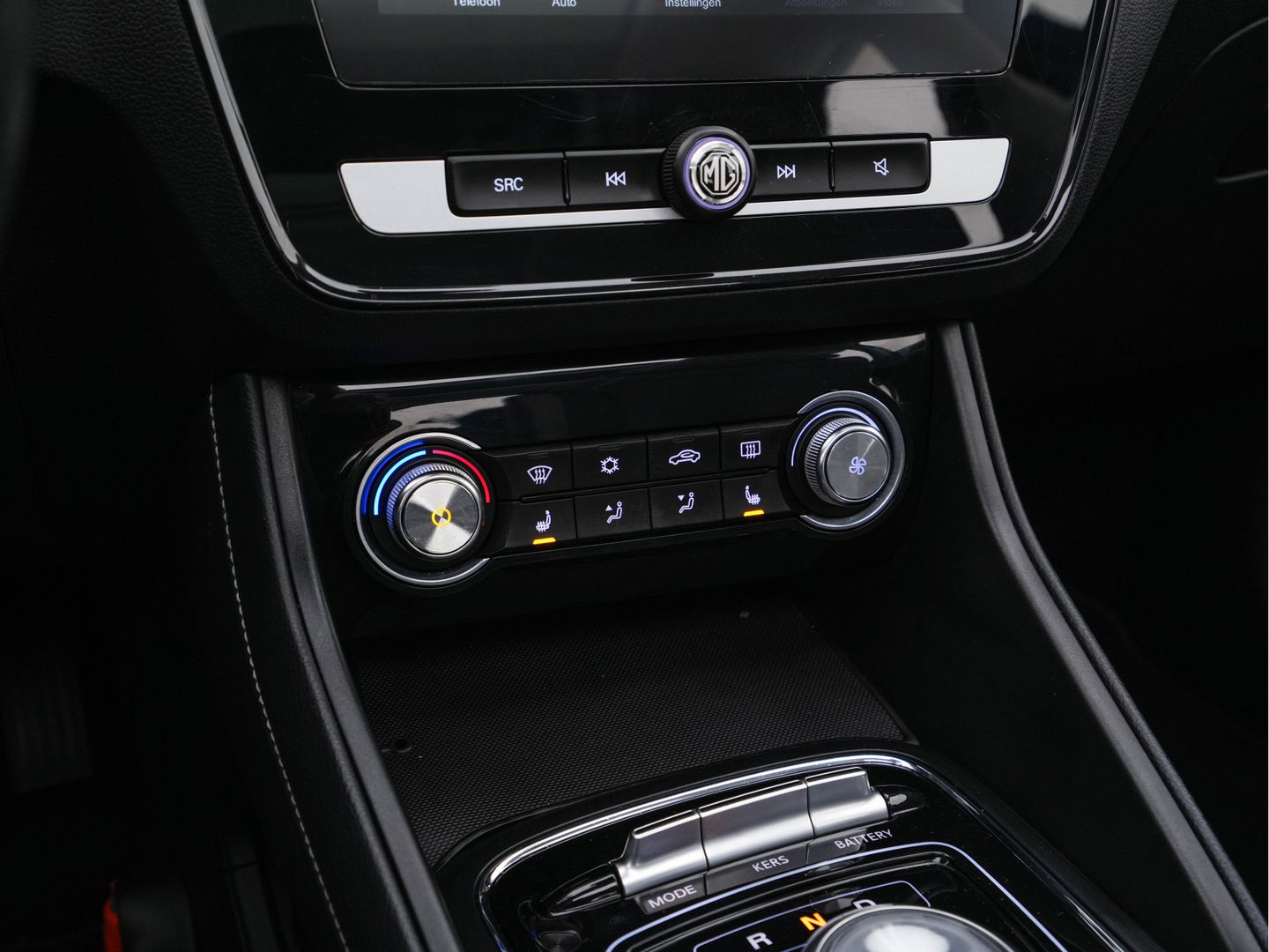 MG ZS EV Luxury 45 kWh (INCL.BTW) Aut. *PANO | LEATHER | CCS-FASTLOADER | KEYLESS | NAVI-FULLMAP | ADAPTIVE-CRUISE | CAMERA | HEATED-SPORTSEATS | CARPLAY | BLINDSPOT | DAB | LANE-ASSIST | PRIVACY-GLASS | 17''ALU*