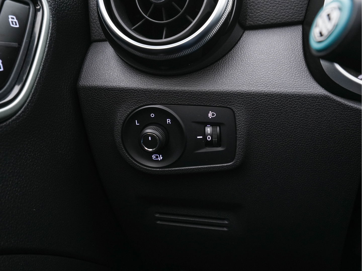 MG ZS EV Luxury 45 kWh (INCL.BTW) Aut. *PANO | LEATHER | CCS-FASTLOADER | KEYLESS | NAVI-FULLMAP | ADAPTIVE-CRUISE | CAMERA | HEATED-SPORTSEATS | CARPLAY | BLINDSPOT | DAB | LANE-ASSIST | PRIVACY-GLASS | 17''ALU*