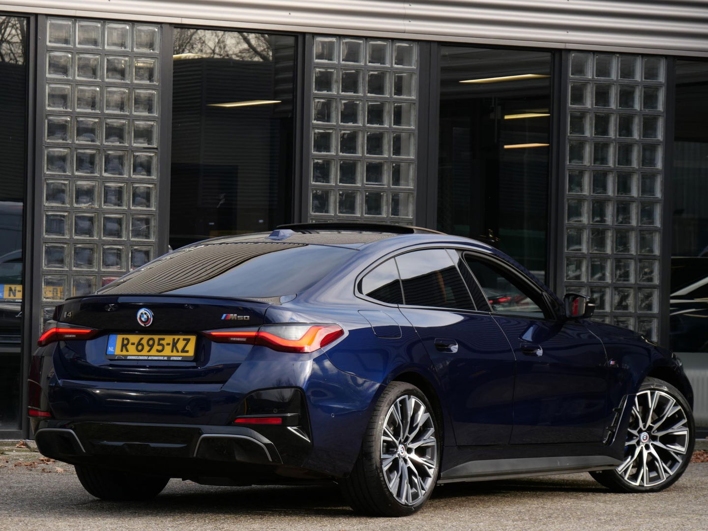 BMW i4 M50 M-SPORT/ KUIPSTOELEN/ SCHUIFDAK/ 360° CAMERA/ HEAD-UP/ 20INCH INDIVIDUAL VELGEN