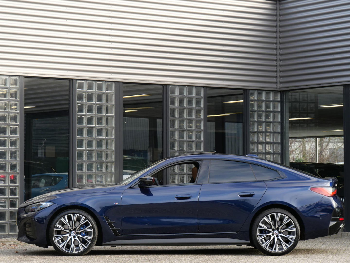 BMW i4 M50 M-SPORT/ KUIPSTOELEN/ SCHUIFDAK/ 360° CAMERA/ HEAD-UP/ 20INCH INDIVIDUAL VELGEN