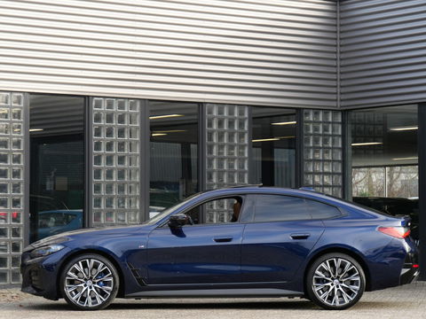BMW i4 M50 M-SPORT/ KUIPSTOELEN/ SCHUIFDAK/ 360° CAMERA/ HEAD-UP/ 20INCH INDIVIDUAL VELGEN