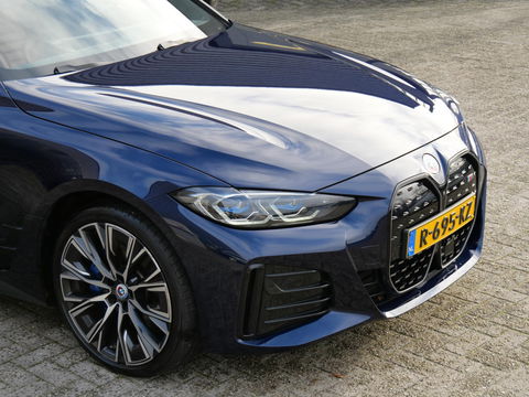 BMW i4 M50 M-SPORT/ KUIPSTOELEN/ SCHUIFDAK/ 360° CAMERA/ HEAD-UP/ 20INCH INDIVIDUAL VELGEN