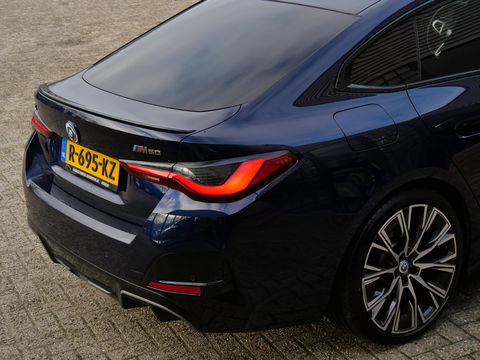BMW i4 M50 M-SPORT/ KUIPSTOELEN/ SCHUIFDAK/ 360° CAMERA/ HEAD-UP/ 20INCH INDIVIDUAL VELGEN