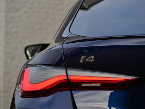 BMW i4 M50 M-SPORT/ KUIPSTOELEN/ SCHUIFDAK/ 360° CAMERA/ HEAD-UP/ 20INCH INDIVIDUAL VELGEN