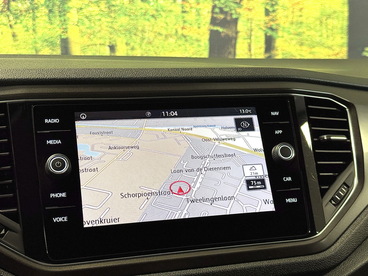 Volkswagen T-Roc 1.5 TSI Sport | Navigatie | Camera | Adaptieve Cruise Control | Lane Assist | Trekhaak | Parkeersensoren | Front Assist |  Airconditioning | Elektrische Ramen |