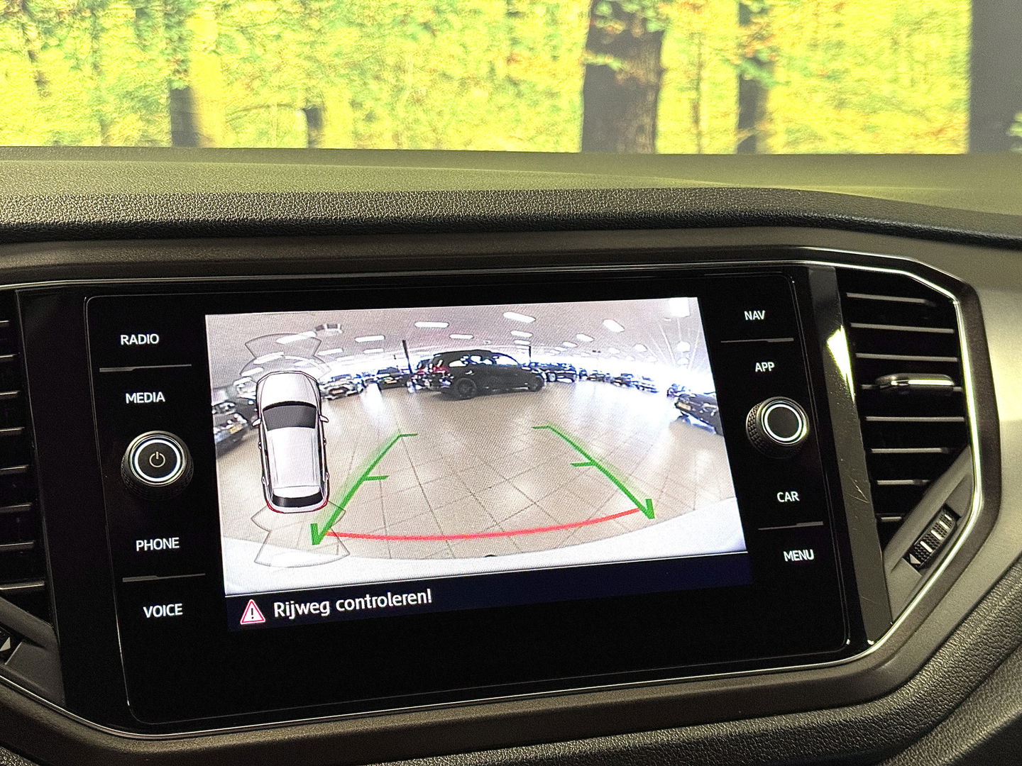 Volkswagen T-Roc 1.5 TSI Sport | Navigatie | Camera | Adaptieve Cruise Control | Lane Assist | Trekhaak | Parkeersensoren | Front Assist |  Airconditioning | Elektrische Ramen |