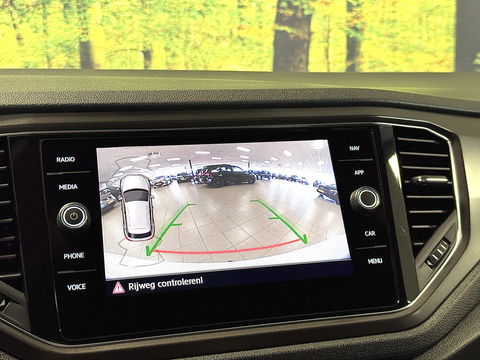 Volkswagen T-Roc 1.5 TSI Sport | Navigatie | Camera | Adaptieve Cruise Control | Lane Assist | Trekhaak | Parkeersensoren | Front Assist |  Airconditioning | Elektrische Ramen |