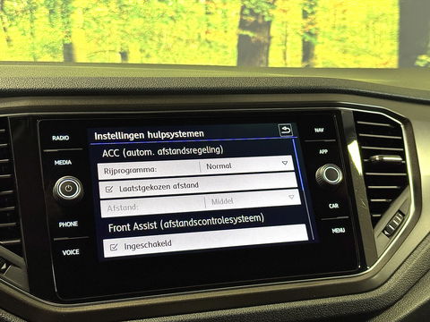 Volkswagen T-Roc 1.5 TSI Sport | Navigatie | Camera | Adaptieve Cruise Control | Lane Assist | Trekhaak | Parkeersensoren | Front Assist |  Airconditioning | Elektrische Ramen |