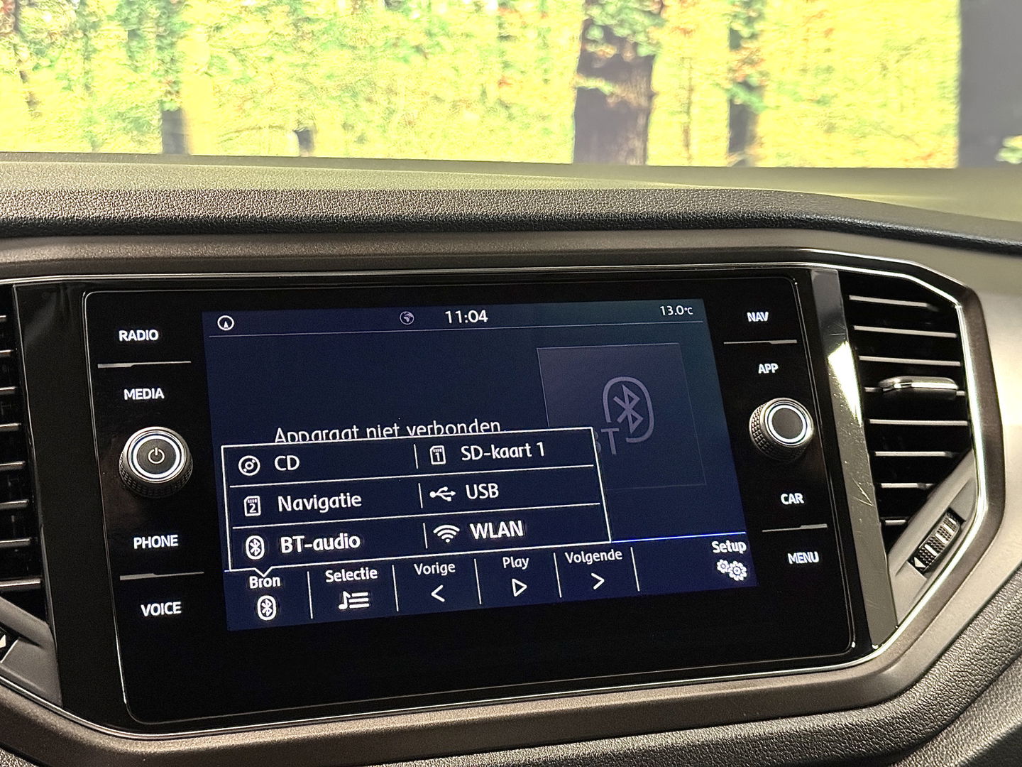 Volkswagen T-Roc 1.5 TSI Sport | Navigatie | Camera | Adaptieve Cruise Control | Lane Assist | Trekhaak | Parkeersensoren | Front Assist |  Airconditioning | Elektrische Ramen |