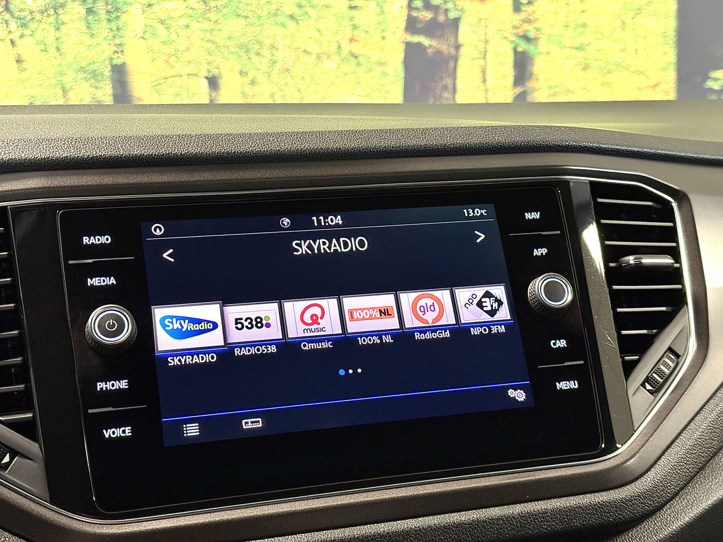 Volkswagen T-Roc 1.5 TSI Sport | Navigatie | Camera | Adaptieve Cruise Control | Lane Assist | Trekhaak | Parkeersensoren | Front Assist |  Airconditioning | Elektrische Ramen |