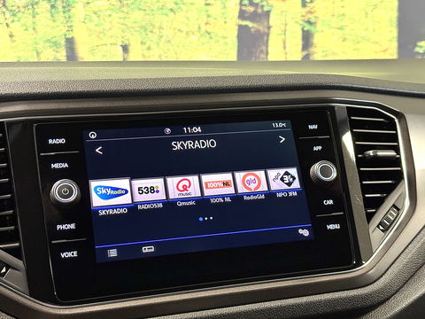 Volkswagen T-Roc 1.5 TSI Sport | Navigatie | Camera | Adaptieve Cruise Control | Lane Assist | Trekhaak | Parkeersensoren | Front Assist |  Airconditioning | Elektrische Ramen |