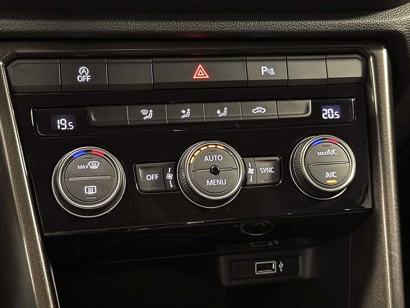 Volkswagen T-Roc 1.5 TSI Sport | Navigatie | Camera | Adaptieve Cruise Control | Lane Assist | Trekhaak | Parkeersensoren | Front Assist |  Airconditioning | Elektrische Ramen |