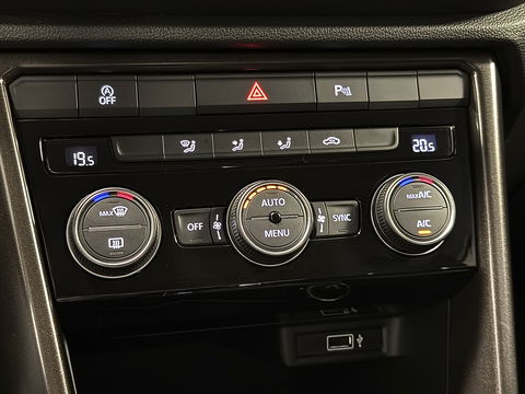 Volkswagen T-Roc 1.5 TSI Sport | Navigatie | Camera | Adaptieve Cruise Control | Lane Assist | Trekhaak | Parkeersensoren | Front Assist |  Airconditioning | Elektrische Ramen |