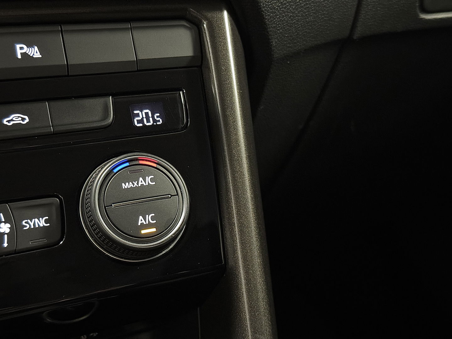 Volkswagen T-Roc 1.5 TSI Sport | Navigatie | Camera | Adaptieve Cruise Control | Lane Assist | Trekhaak | Parkeersensoren | Front Assist |  Airconditioning | Elektrische Ramen |