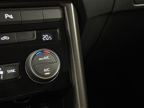 Volkswagen T-Roc 1.5 TSI Sport | Navigatie | Camera | Adaptieve Cruise Control | Lane Assist | Trekhaak | Parkeersensoren | Front Assist |  Airconditioning | Elektrische Ramen |