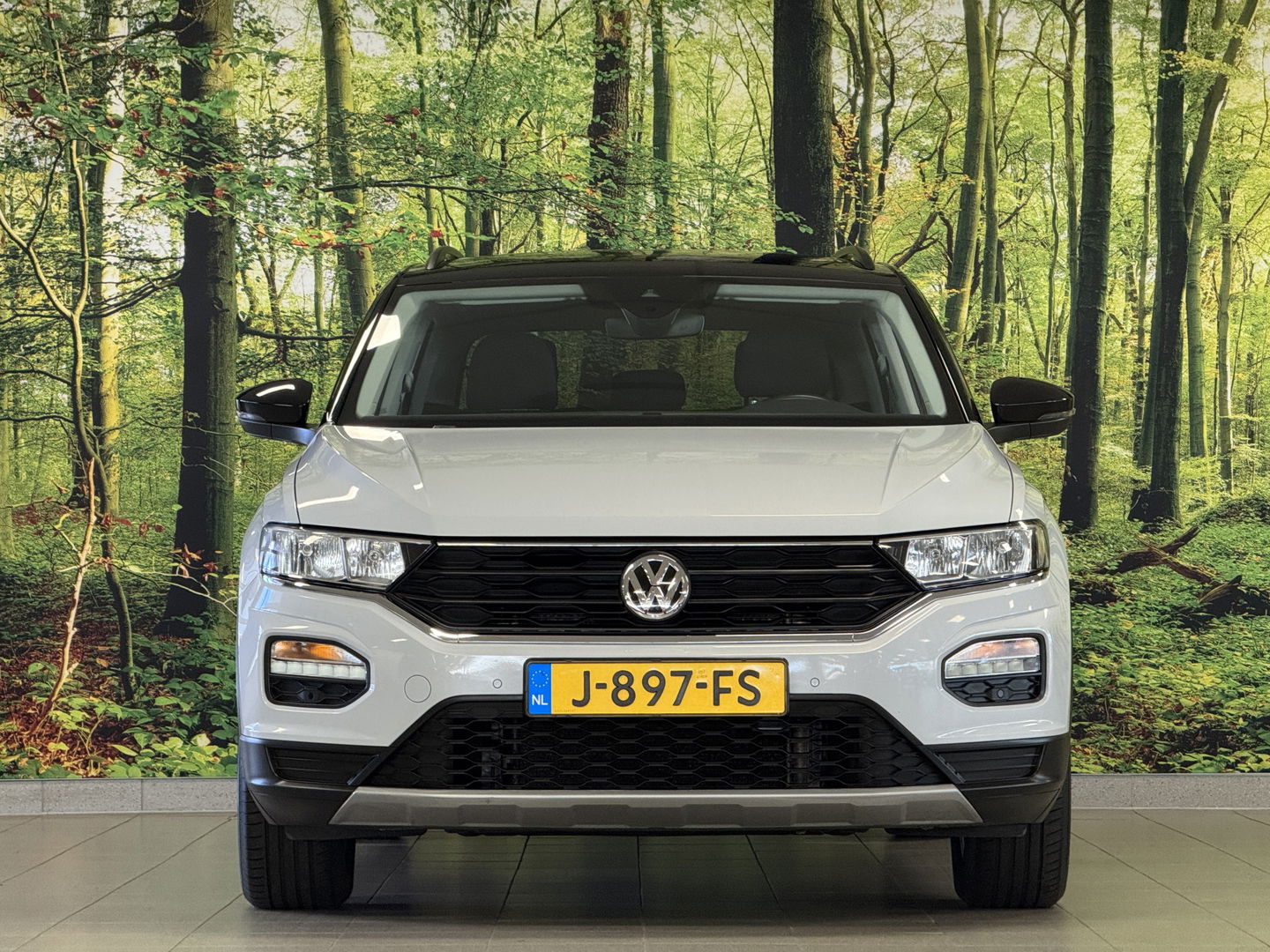Volkswagen T-Roc 1.5 TSI Sport | Navigatie | Camera | Adaptieve Cruise Control | Lane Assist | Trekhaak | Parkeersensoren | Front Assist |  Airconditioning | Elektrische Ramen |