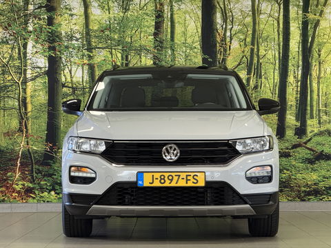 Volkswagen T-Roc 1.5 TSI Sport | Navigatie | Camera | Adaptieve Cruise Control | Lane Assist | Trekhaak | Parkeersensoren | Front Assist |  Airconditioning | Elektrische Ramen |