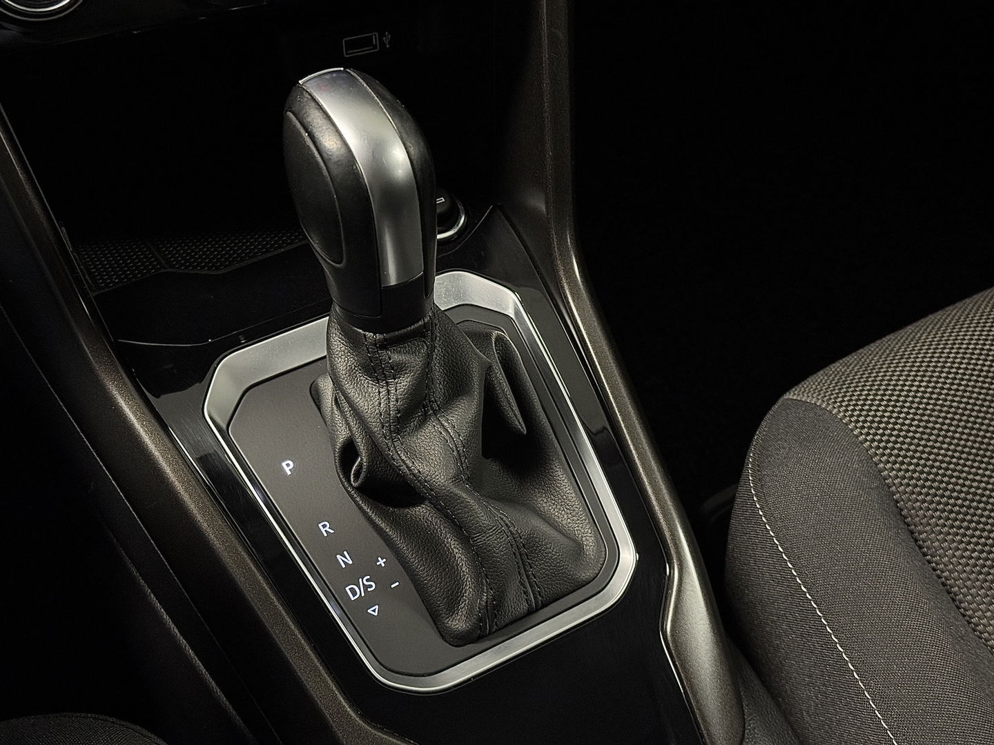 Volkswagen T-Roc 1.5 TSI Sport | Navigatie | Camera | Adaptieve Cruise Control | Lane Assist | Trekhaak | Parkeersensoren | Front Assist |  Airconditioning | Elektrische Ramen |