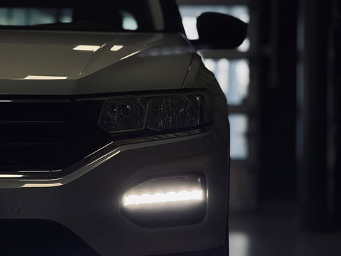 Volkswagen T-Roc 1.5 TSI Sport | Navigatie | Camera | Adaptieve Cruise Control | Lane Assist | Trekhaak | Parkeersensoren | Front Assist |  Airconditioning | Elektrische Ramen |