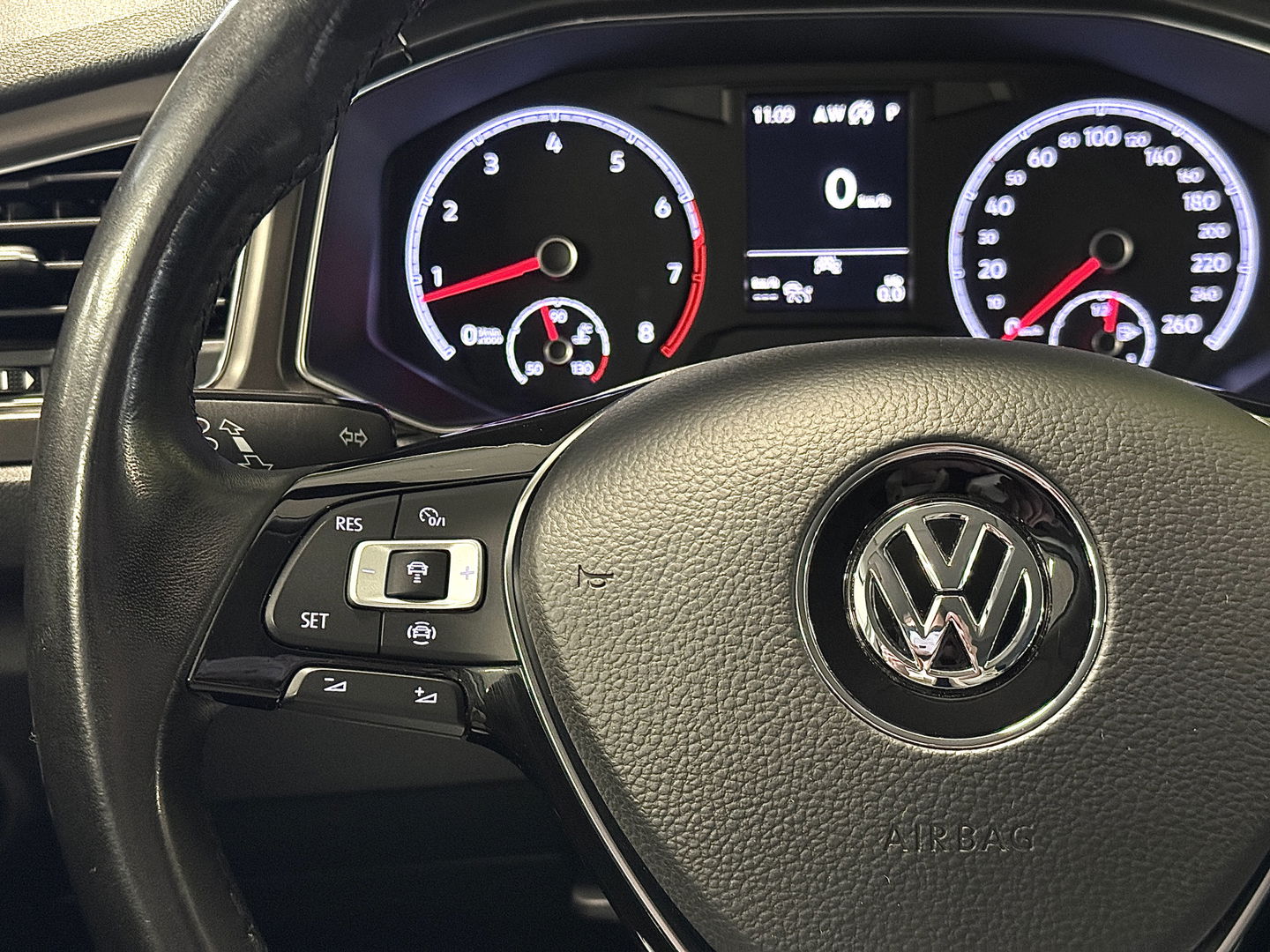 Volkswagen T-Roc 1.5 TSI Sport | Navigatie | Camera | Adaptieve Cruise Control | Lane Assist | Trekhaak | Parkeersensoren | Front Assist |  Airconditioning | Elektrische Ramen |