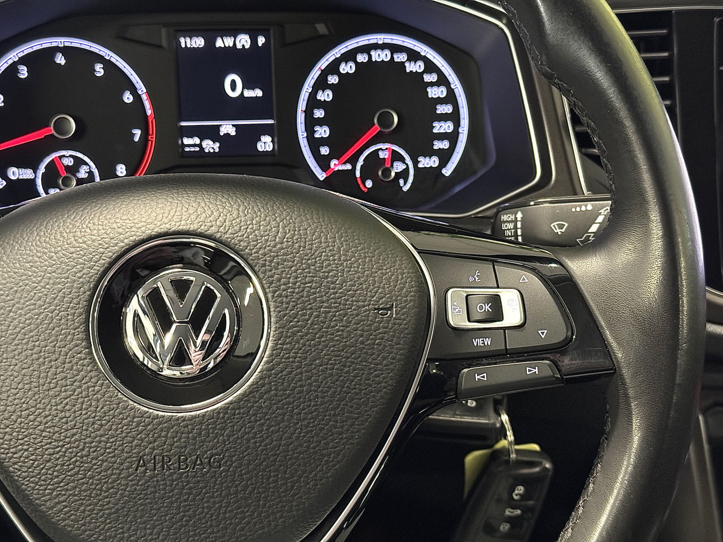 Volkswagen T-Roc 1.5 TSI Sport | Navigatie | Camera | Adaptieve Cruise Control | Lane Assist | Trekhaak | Parkeersensoren | Front Assist |  Airconditioning | Elektrische Ramen |