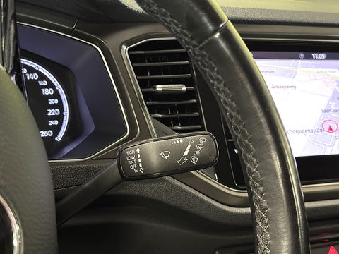 Volkswagen T-Roc 1.5 TSI Sport | Navigatie | Camera | Adaptieve Cruise Control | Lane Assist | Trekhaak | Parkeersensoren | Front Assist |  Airconditioning | Elektrische Ramen |