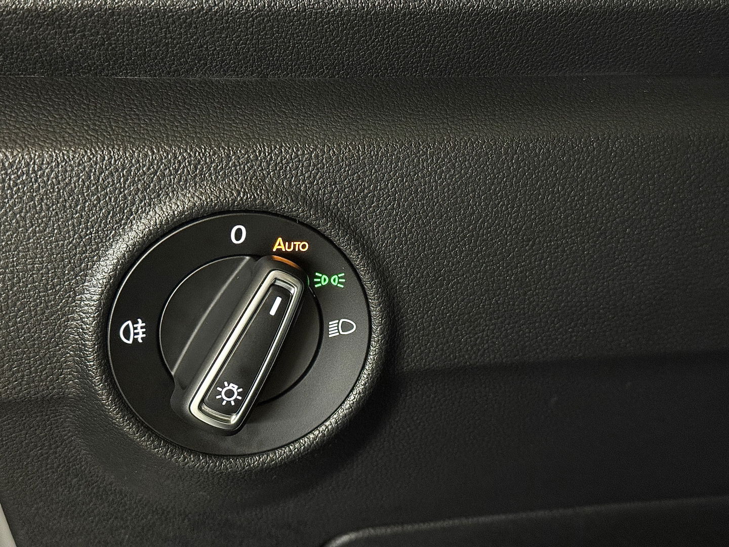 Volkswagen T-Roc 1.5 TSI Sport | Navigatie | Camera | Adaptieve Cruise Control | Lane Assist | Trekhaak | Parkeersensoren | Front Assist |  Airconditioning | Elektrische Ramen |