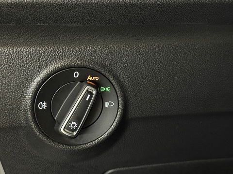 Volkswagen T-Roc 1.5 TSI Sport | Navigatie | Camera | Adaptieve Cruise Control | Lane Assist | Trekhaak | Parkeersensoren | Front Assist |  Airconditioning | Elektrische Ramen |