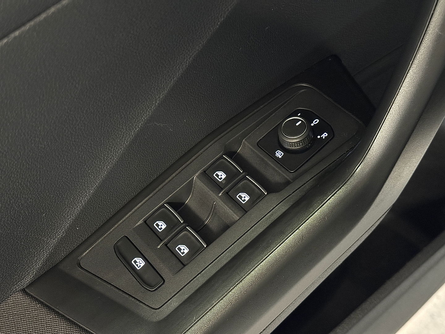 Volkswagen T-Roc 1.5 TSI Sport | Navigatie | Camera | Adaptieve Cruise Control | Lane Assist | Trekhaak | Parkeersensoren | Front Assist |  Airconditioning | Elektrische Ramen |