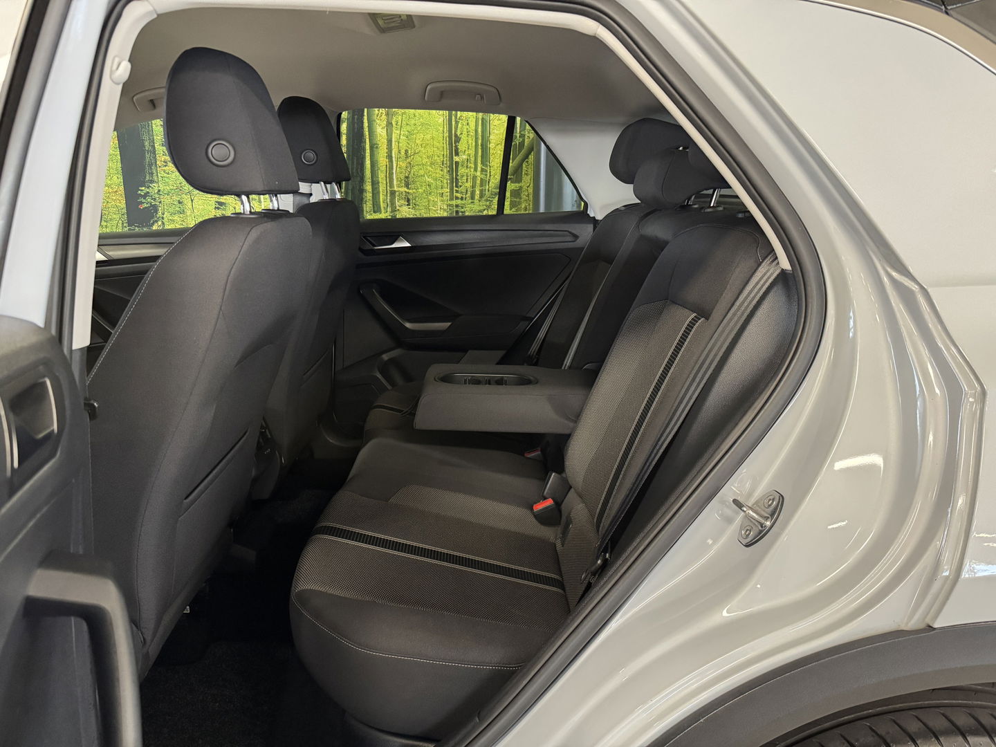 Volkswagen T-Roc 1.5 TSI Sport | Navigatie | Camera | Adaptieve Cruise Control | Lane Assist | Trekhaak | Parkeersensoren | Front Assist |  Airconditioning | Elektrische Ramen |