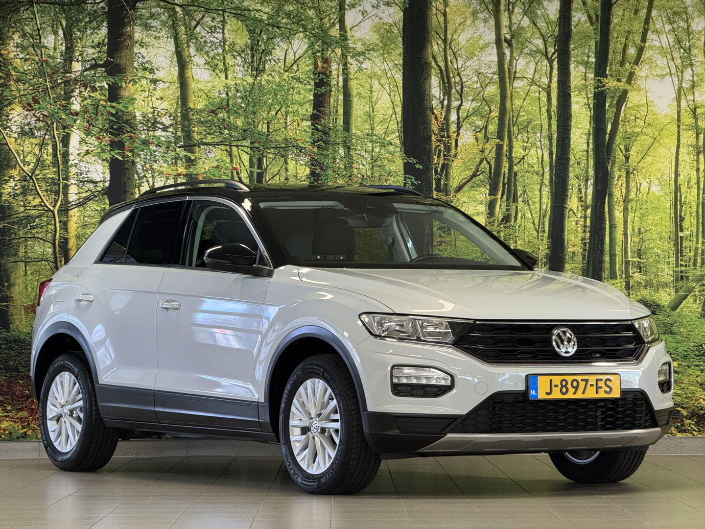 Volkswagen T-Roc 1.5 TSI Sport | Navigatie | Camera | Adaptieve Cruise Control | Lane Assist | Trekhaak | Parkeersensoren | Front Assist |  Airconditioning | Elektrische Ramen |