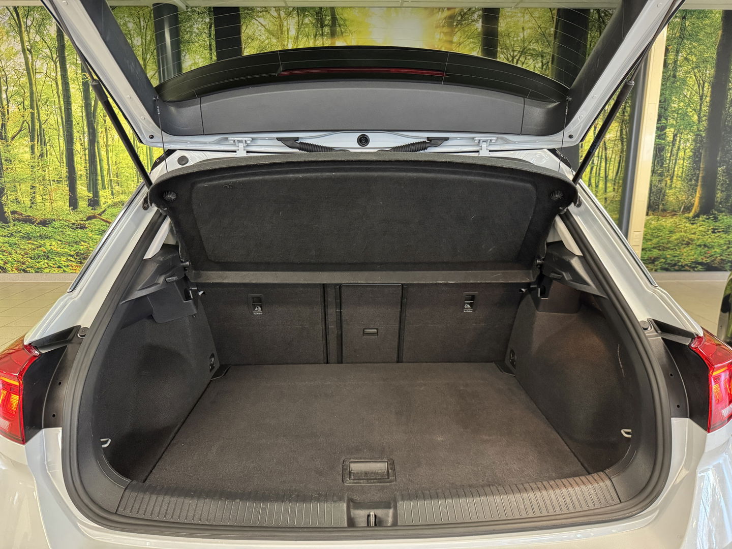 Volkswagen T-Roc 1.5 TSI Sport | Navigatie | Camera | Adaptieve Cruise Control | Lane Assist | Trekhaak | Parkeersensoren | Front Assist |  Airconditioning | Elektrische Ramen |