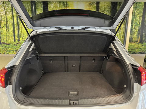 Volkswagen T-Roc 1.5 TSI Sport | Navigatie | Camera | Adaptieve Cruise Control | Lane Assist | Trekhaak | Parkeersensoren | Front Assist |  Airconditioning | Elektrische Ramen |